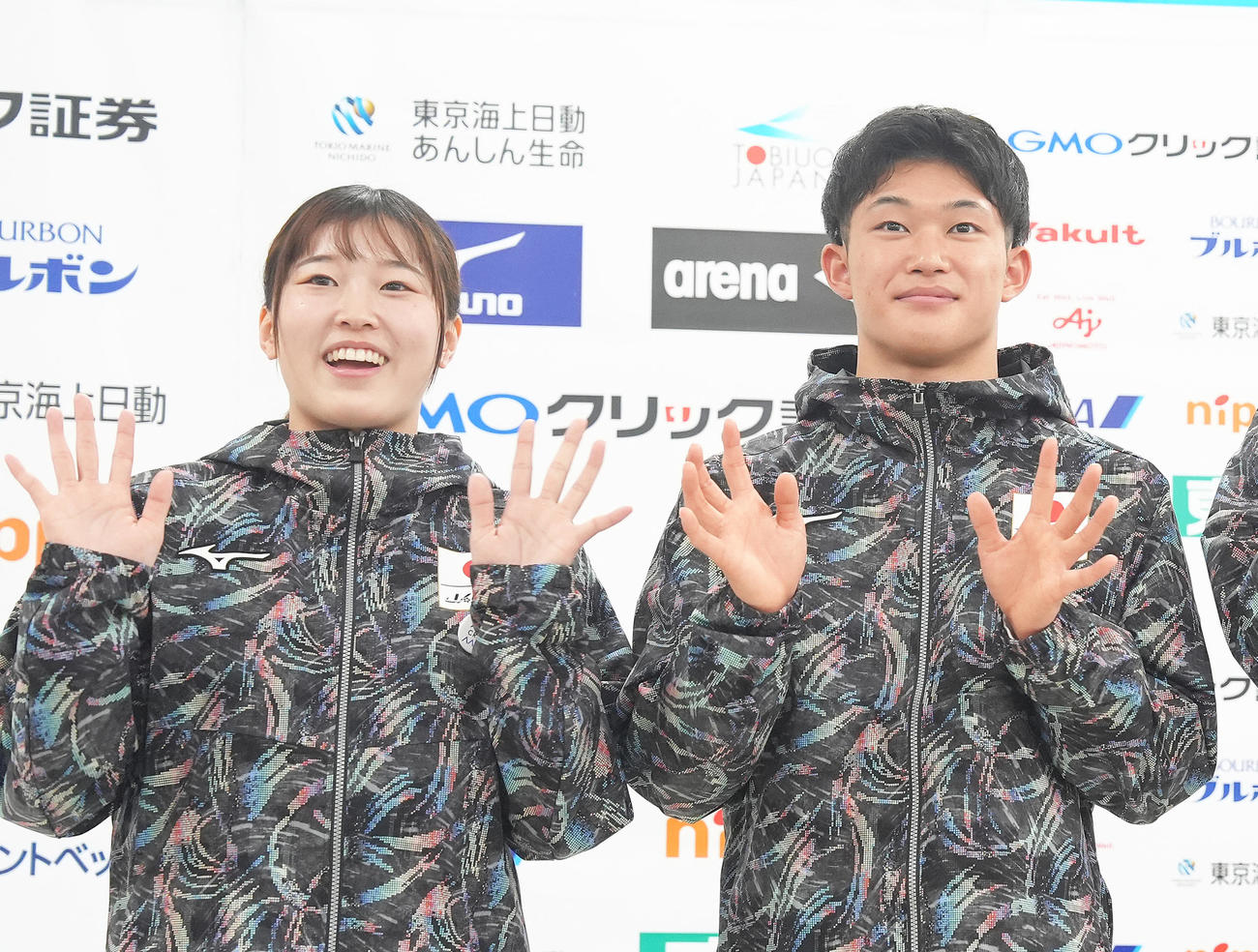 笑顔を見せる玉井（右）と三上（撮影・足立雅史）