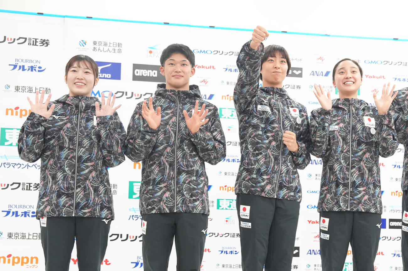 笑顔を見せる、左から三上、玉井、鈴木、成田（撮影・足立雅史）