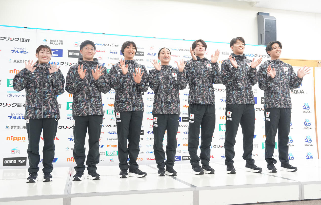 笑顔を見せる、左から三上、玉井、鈴木、成田、松下、深沢、村佐（撮影・足立雅史）
