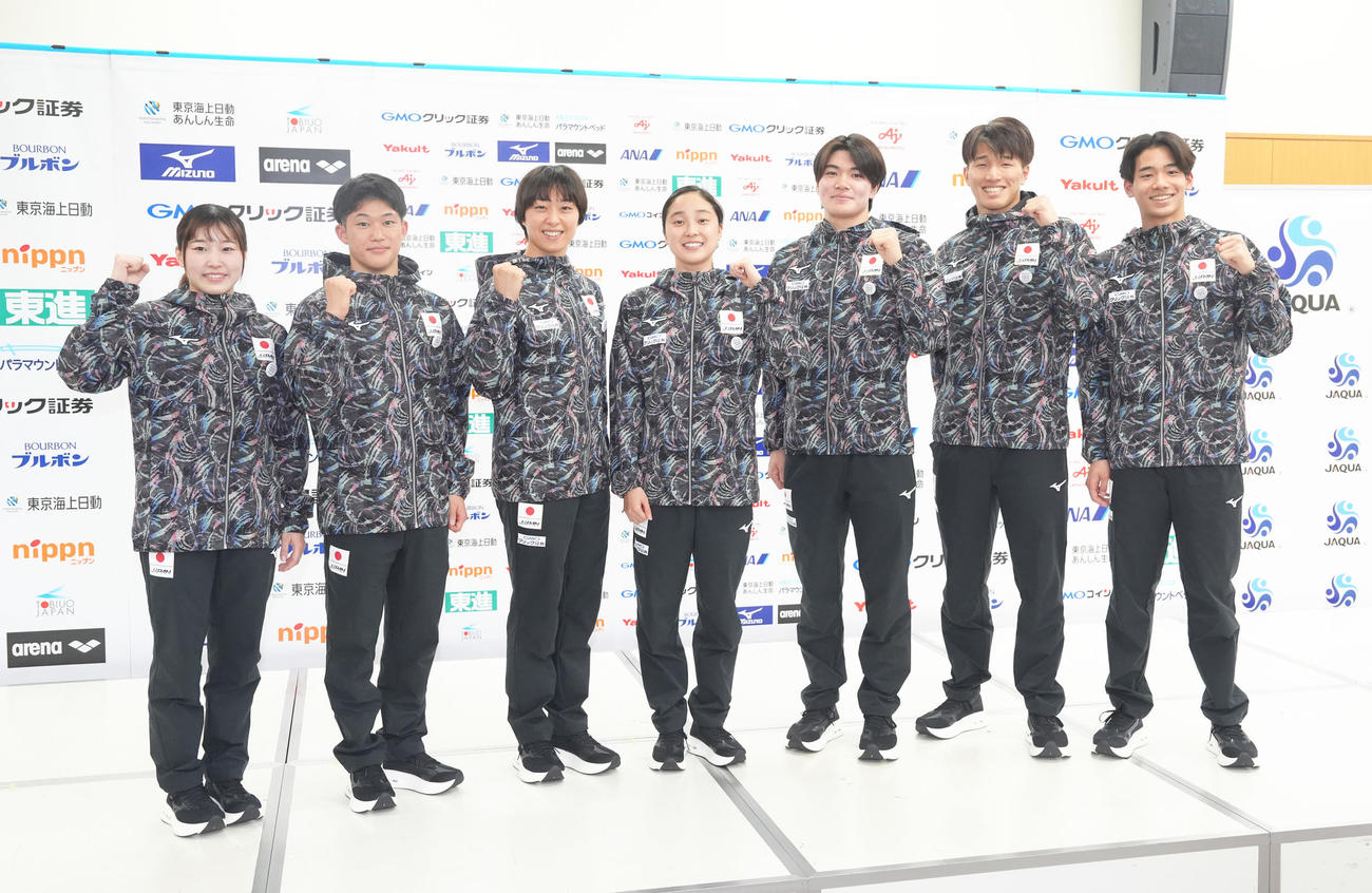 笑顔を見せる、左から三上、玉井、鈴木、成田、松下、深沢、村佐（撮影・足立雅史）