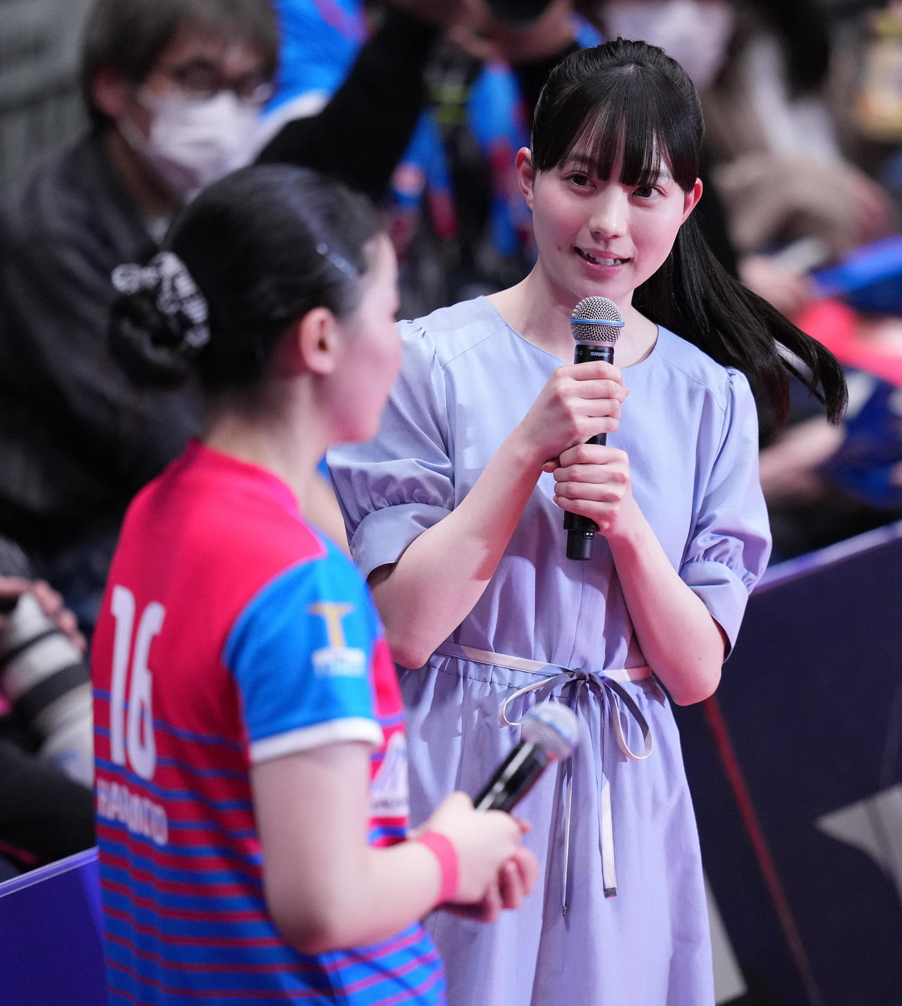 3月23日、Tリーグプレーオフ　女子決勝　日本ペイント対神奈川　橋本に勝利した張本にインタビューする菊池日菜