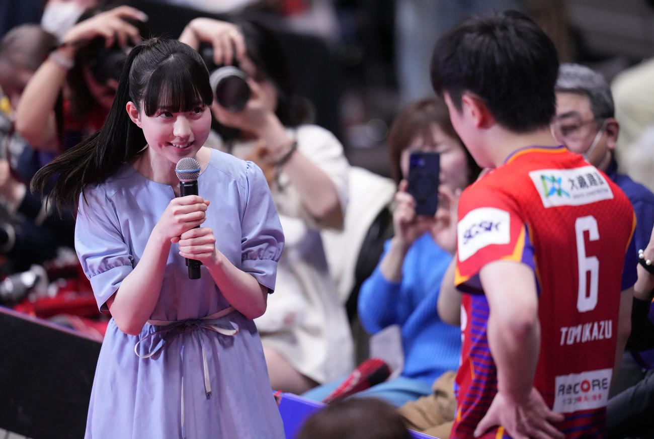 3月23日、Tリーグプレーオフ　男子決勝　琉球対彩たま　張本対曽根　勝利した張本にインタビューする菊池日菜