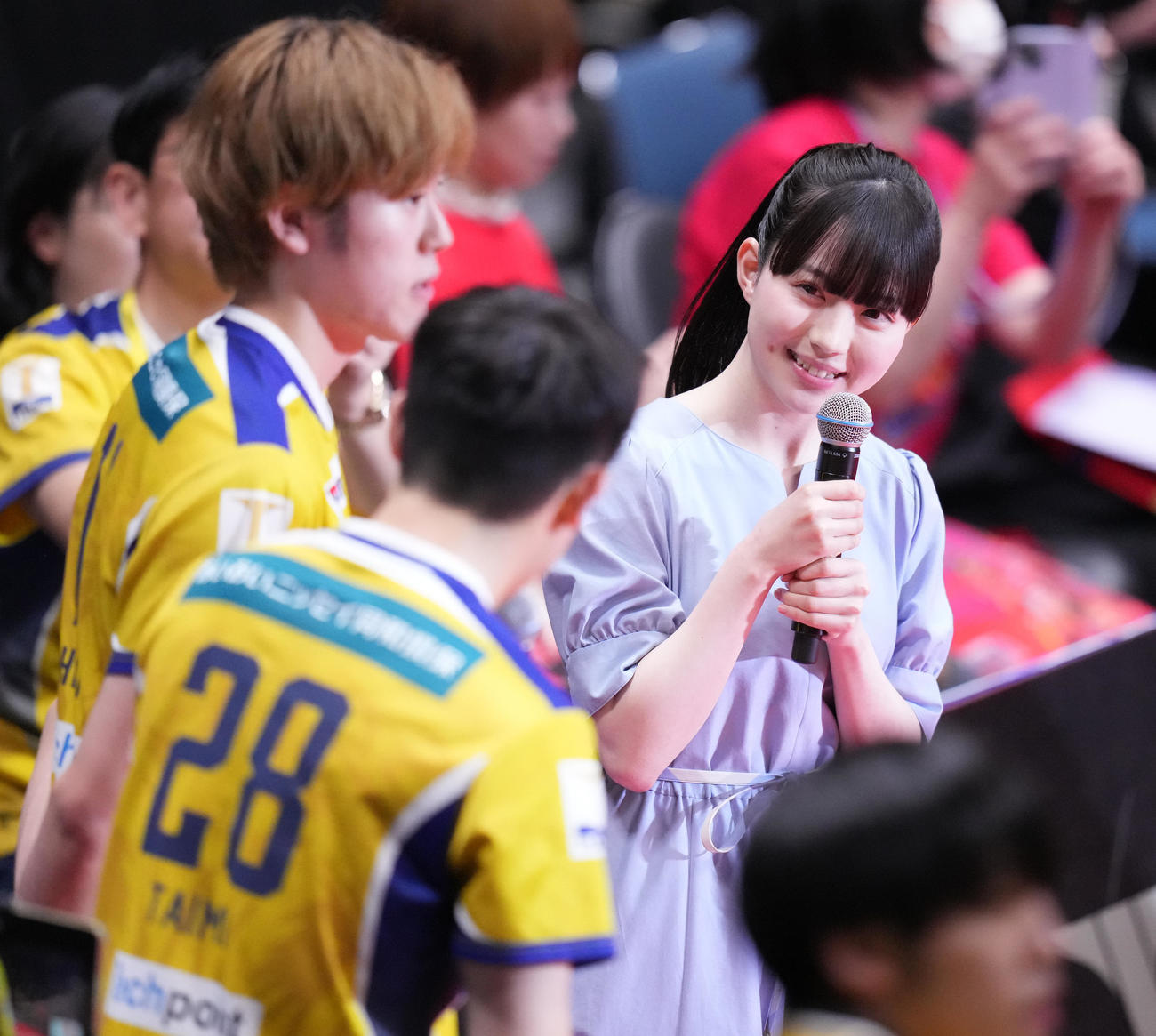 3月23日、Tリーグプレーオフ　男子決勝　琉球対彩たま　ダブルスで勝利した小林、有延組にインタビューする菊池日菜
