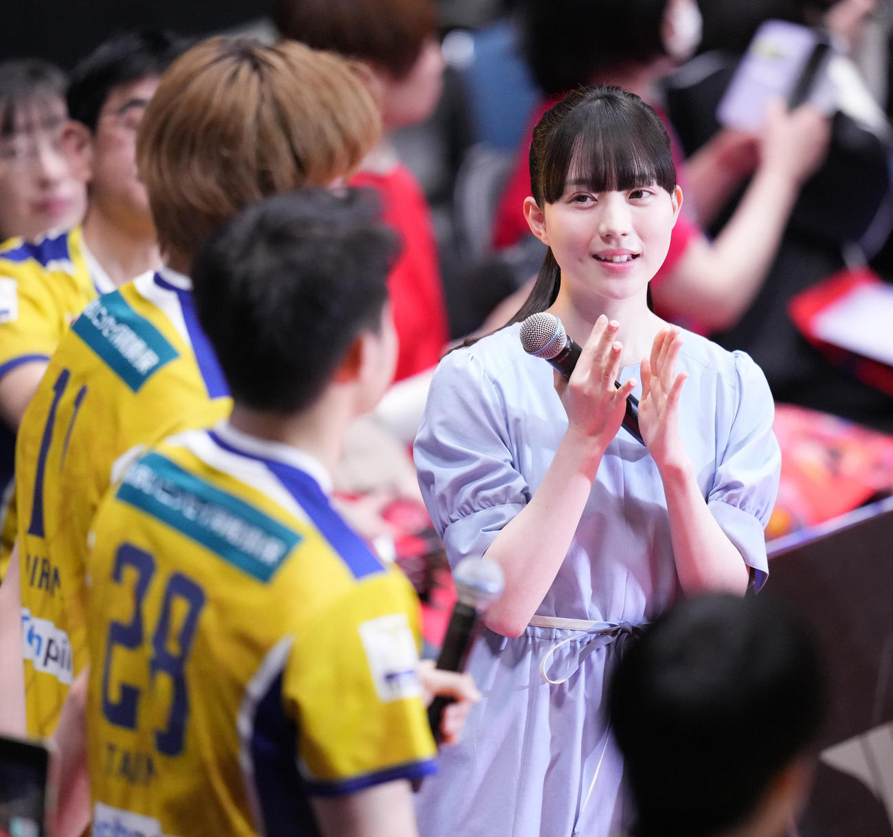 3月23日、Tリーグプレーオフ　男子決勝　琉球対彩たま　ダブルスで勝利した小林、有延組にインタビューする菊池日菜