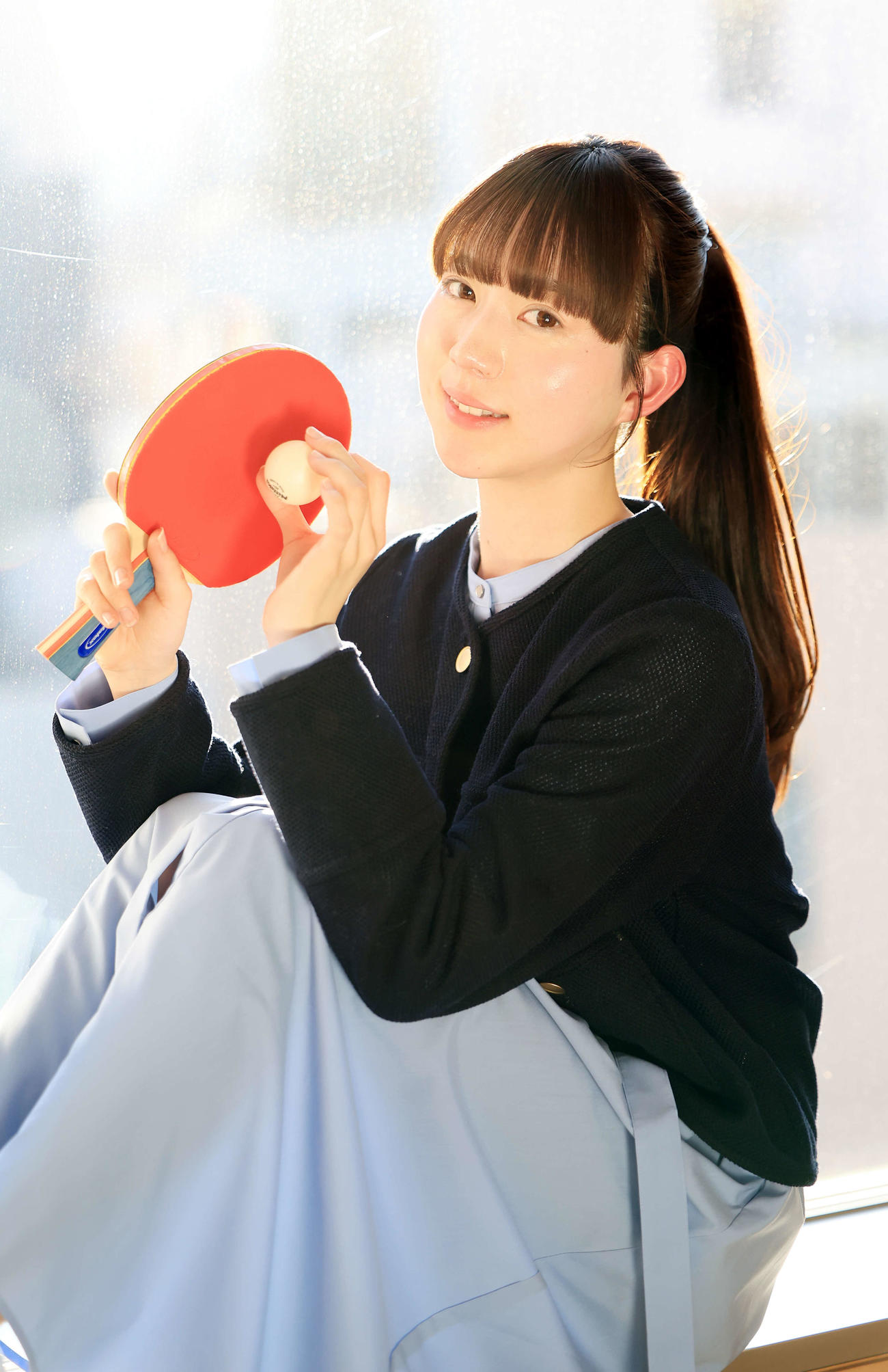 2月、来社した“卓球天使”の菊池日菜はラケットとボールを手にほほ笑む