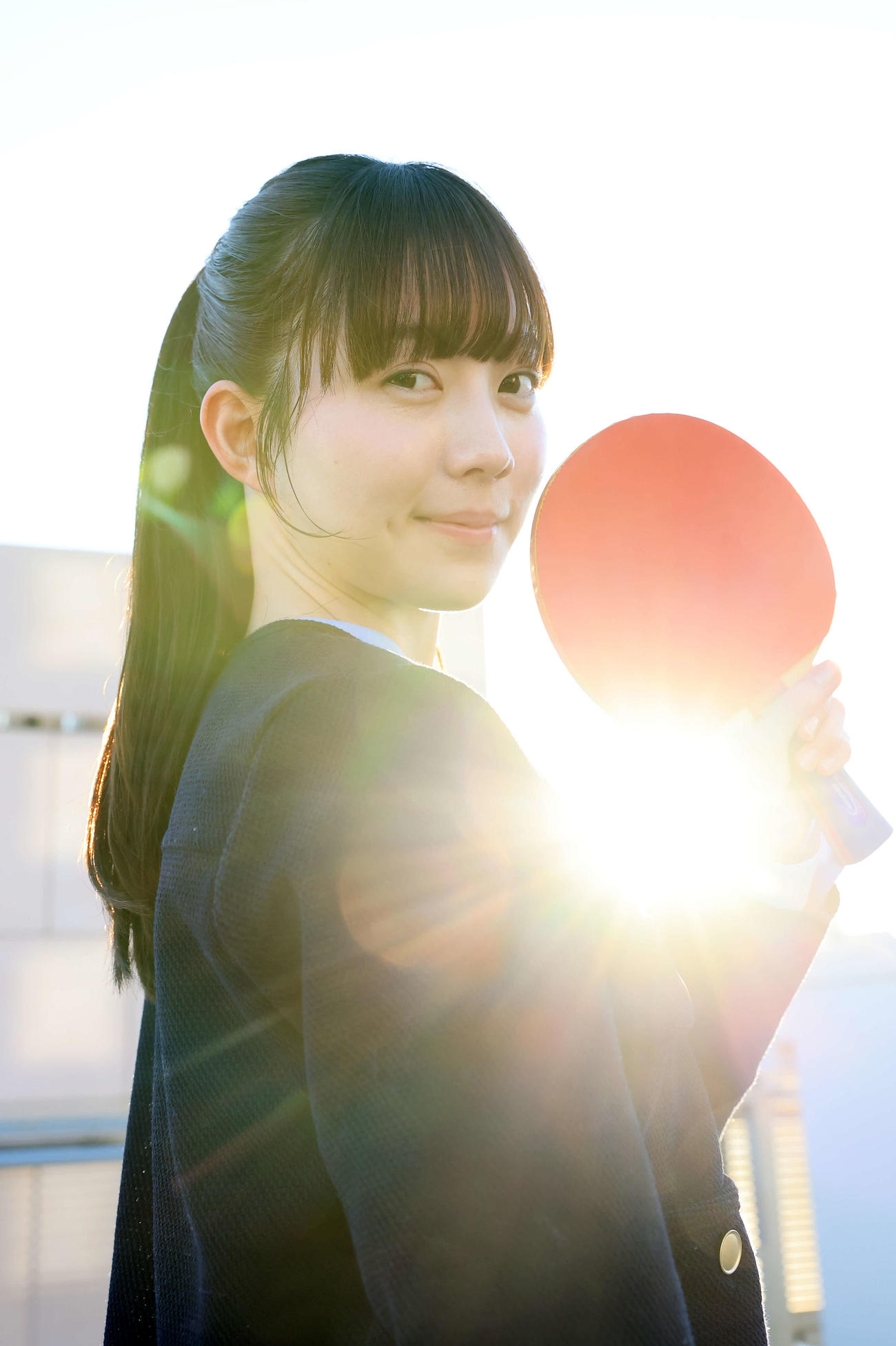 2月、来社した“卓球天使”の菊池日菜は夕日を浴びてほほ笑む