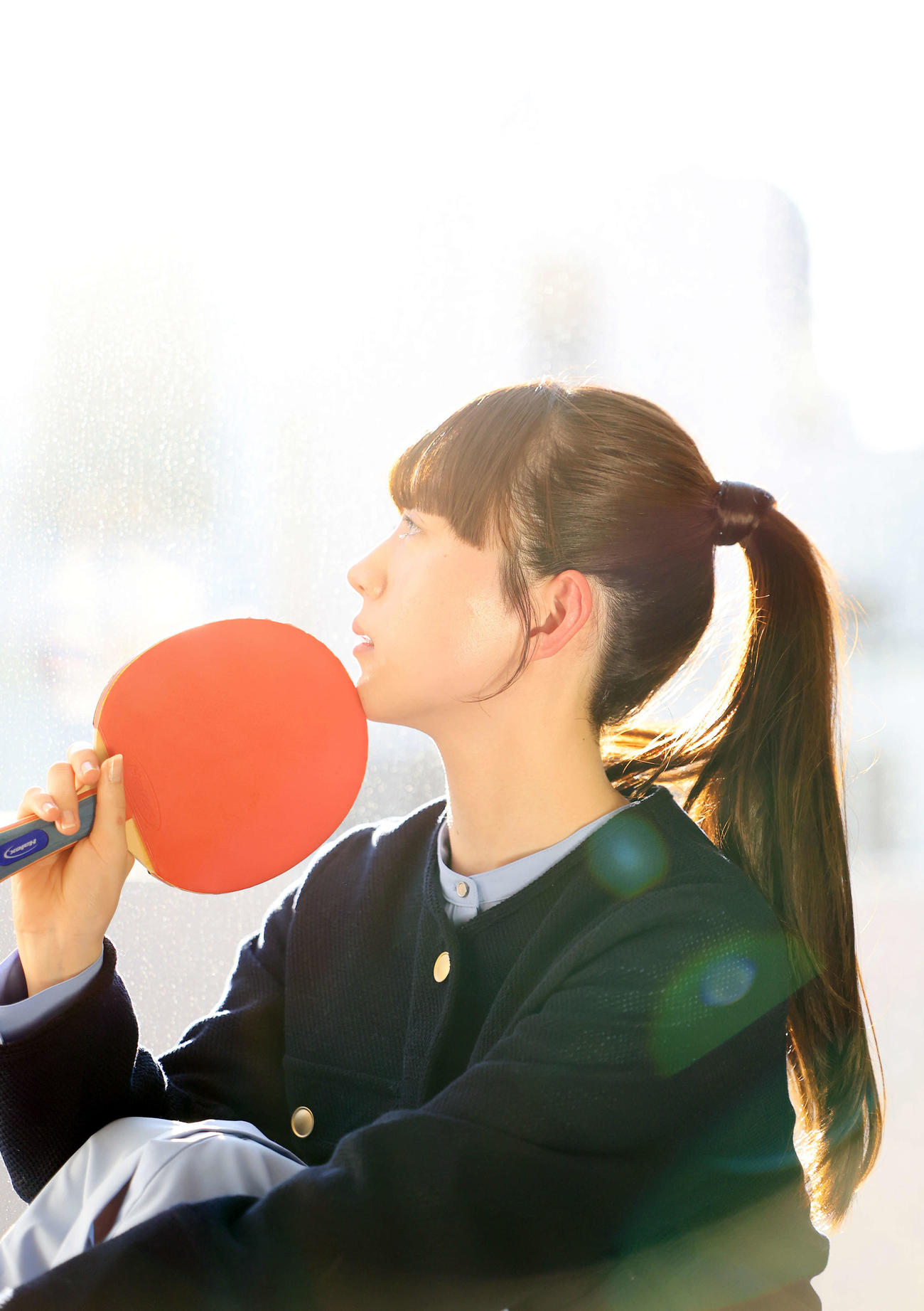 2月、来社した“卓球天使”の菊池日菜はラケットを手に外をながめる