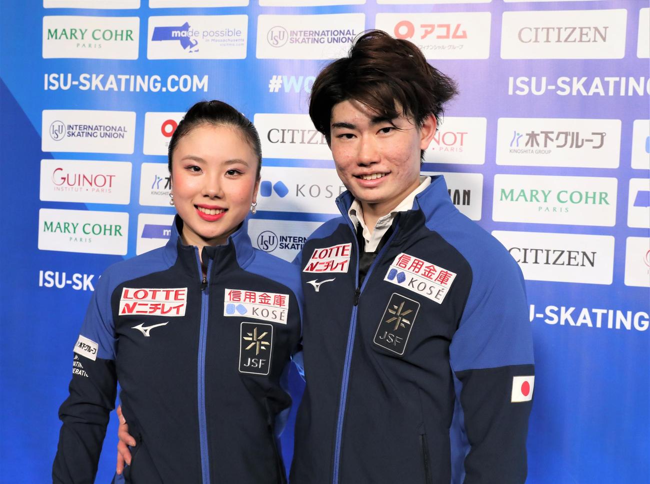 世界選手権の公式練習後に撮影に応じる吉田唄菜（左）森田真沙也組（撮影・藤塚大輔）