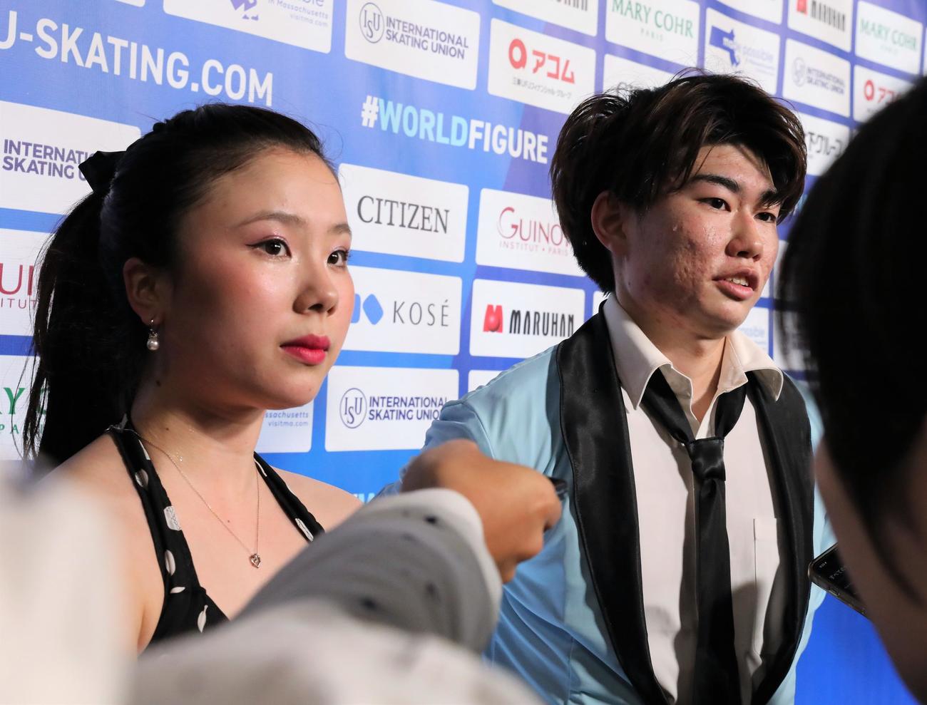 世界選手権の公式練習後に取材に応じる吉田唄菜（左）森田真沙也組（撮影・藤塚大輔）