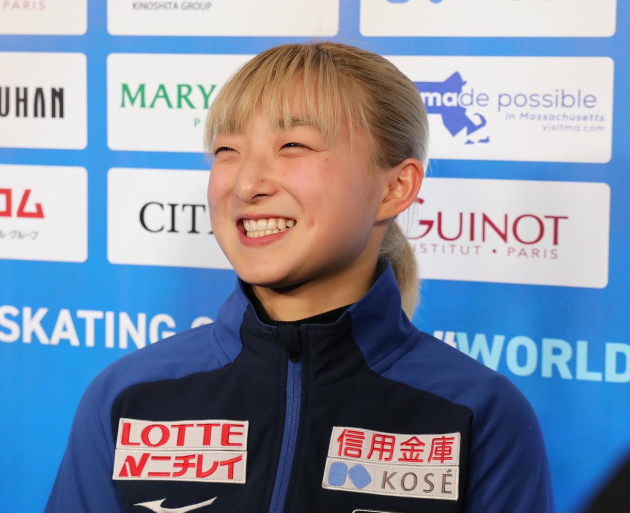世界選手権の公式練習後に笑顔を見せる坂本花織（撮影・藤塚大輔）