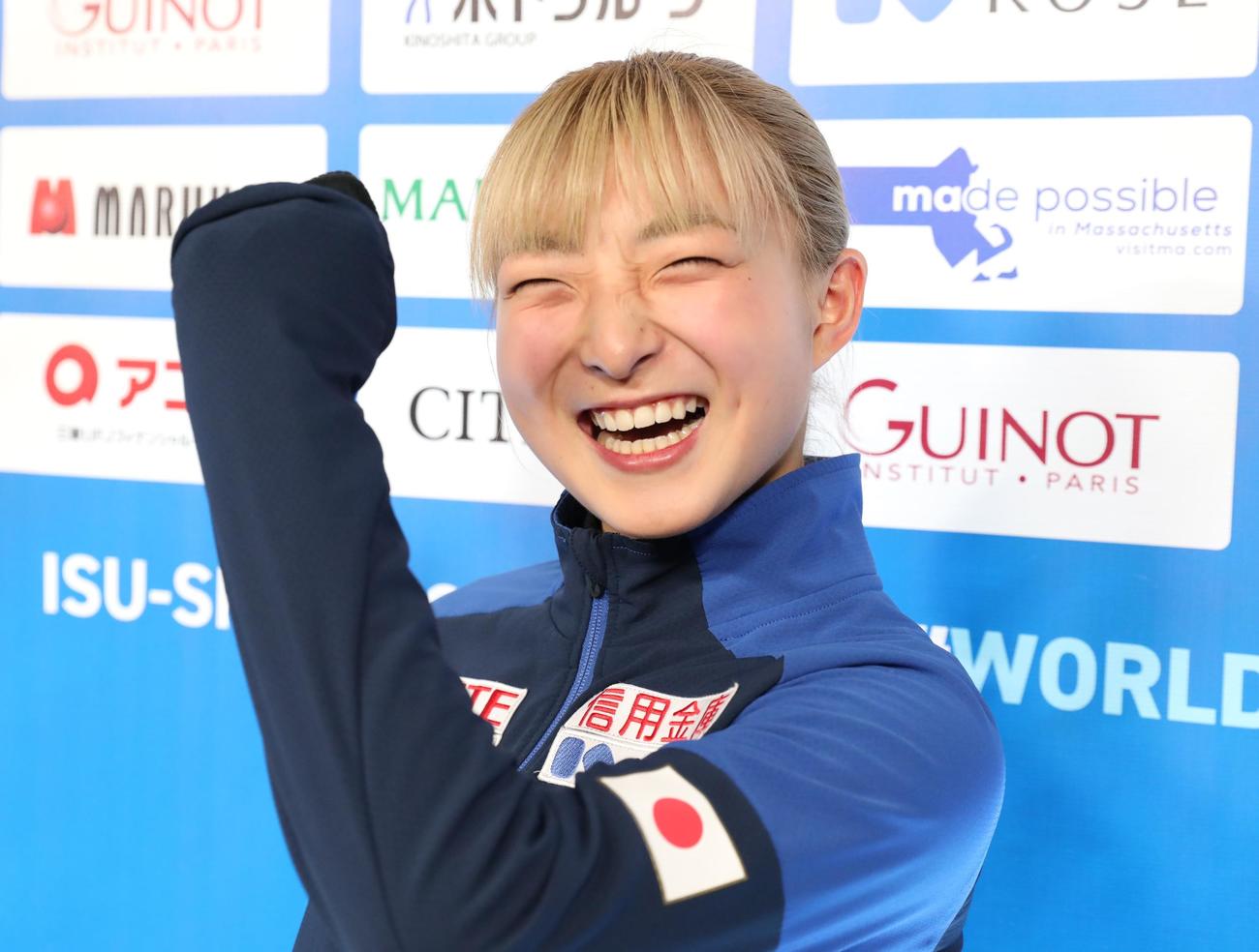 世界選手権の公式練習後に笑顔を見せる坂本花織（撮影・藤塚大輔）