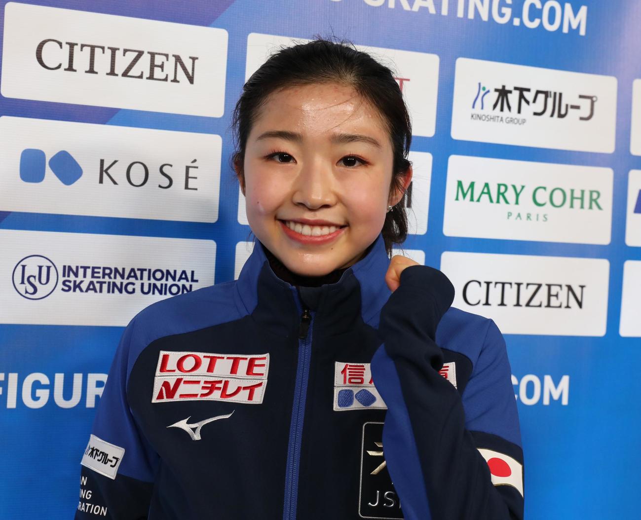 世界選手権の公式練習後に笑顔を見せる千葉百音（撮影・藤塚大輔）