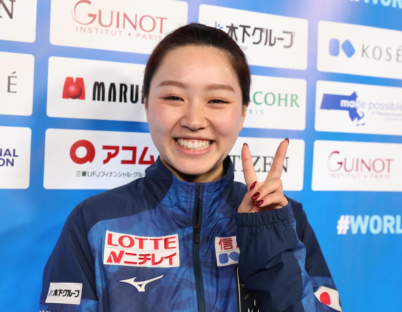世界選手権の公式練習後に笑顔を見せる樋口新葉（撮影・藤塚大輔）