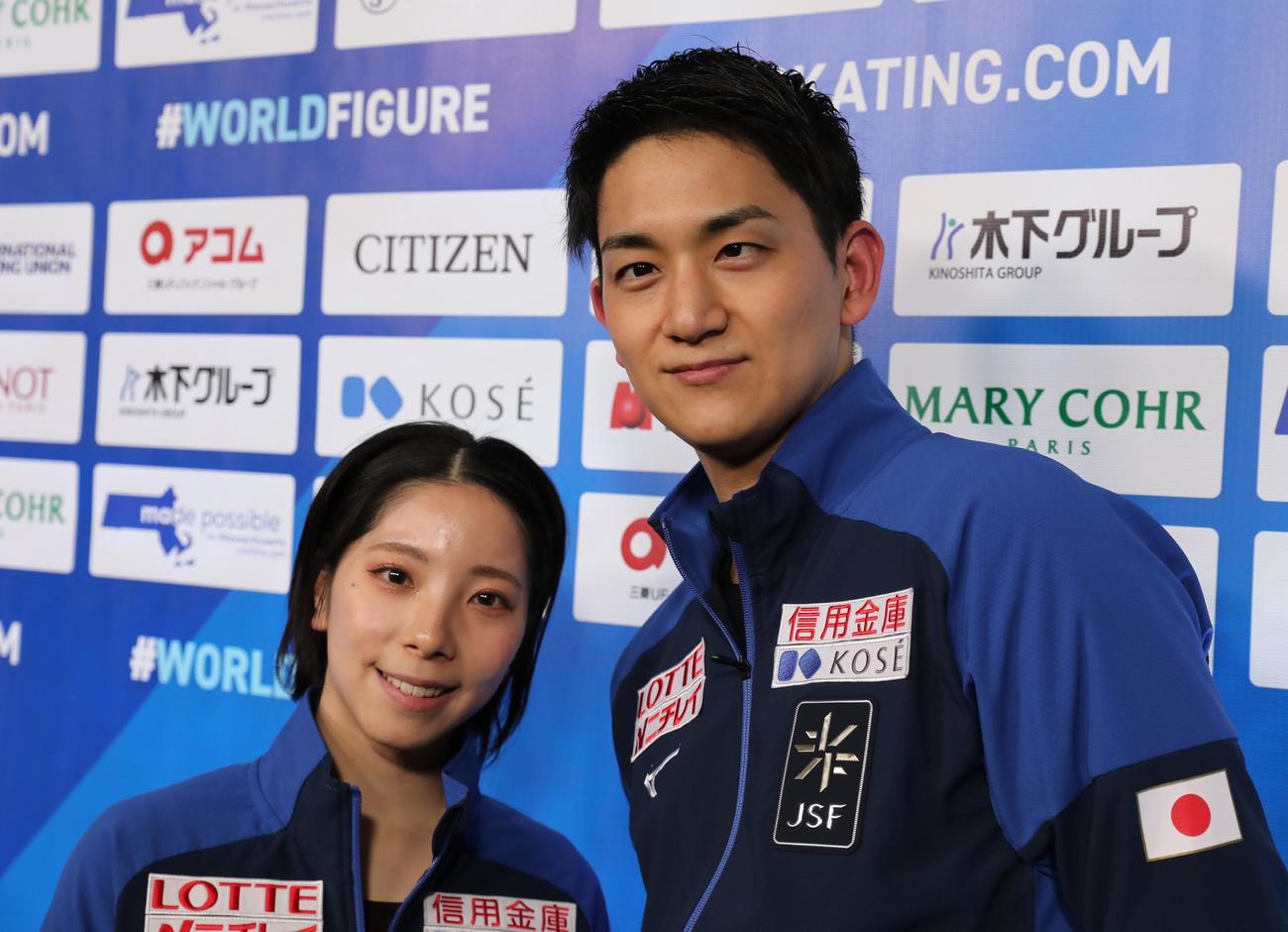 世界選手権の公式練習後の取材で笑顔を見せる三浦璃来（左）木原龍一組（撮影・藤塚大輔）