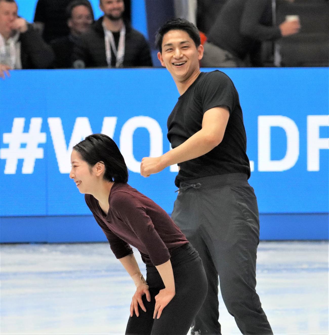 世界選手権の公式練習で笑顔を見せる三浦璃来（左）木原龍一組（撮影・藤塚大輔）