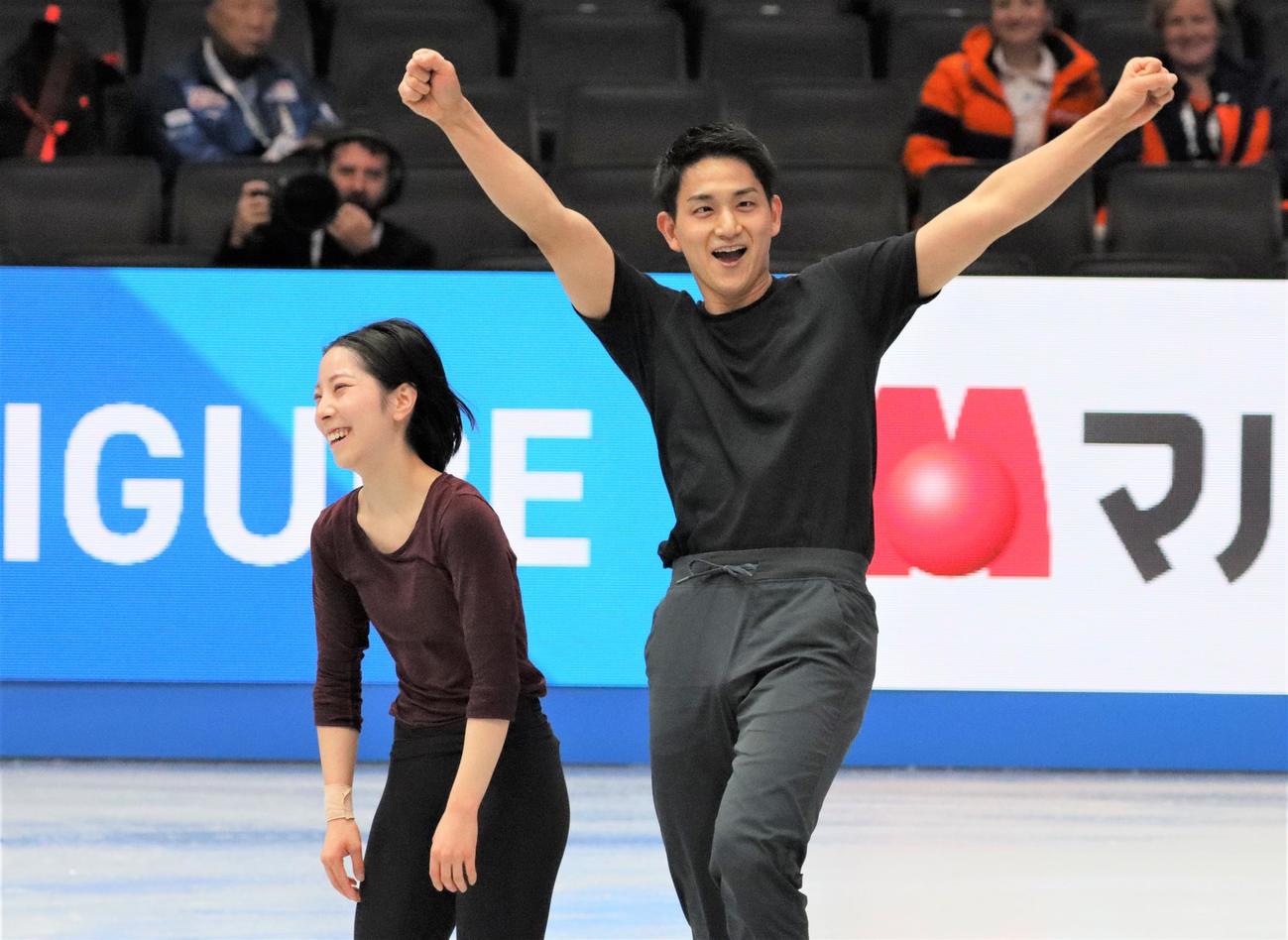 世界選手権の公式練習で笑顔を見せる三浦璃来（左）木原龍一組（撮影・藤塚大輔）