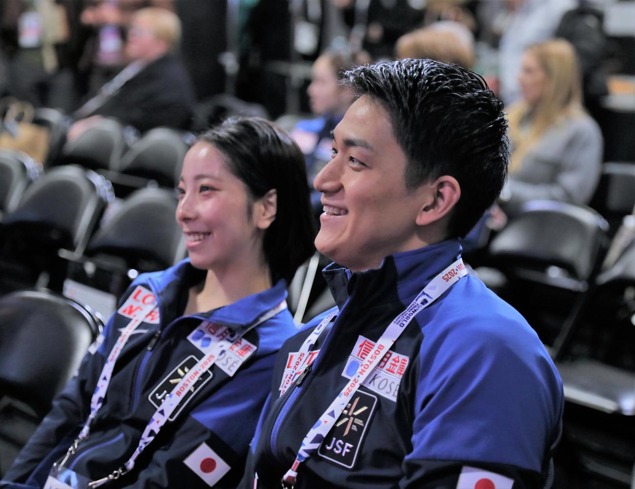 世界選手権の滑走順抽選で笑顔を見せる三浦璃来（左）木原龍一組（撮影・藤塚大輔）