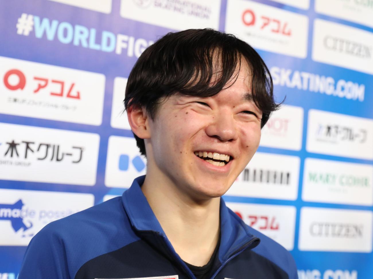世界選手権の公式練習後に笑顔で取材に応じる鍵山優真（撮影・藤塚大輔）