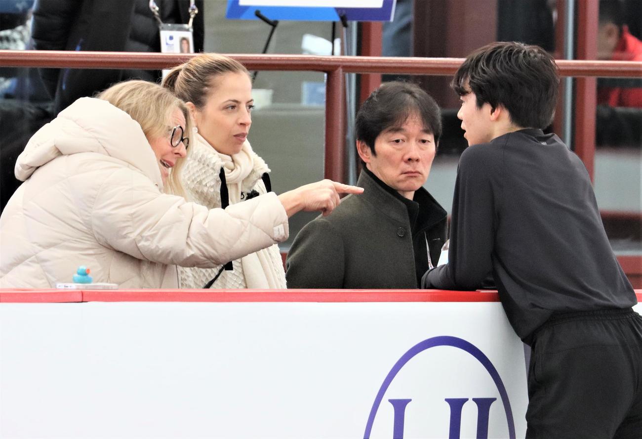 世界選手権の公式練習中に話し合う、左からローリー・ニコル、カロリーナ・コストナー、鍵山正和、鍵山優真（撮影・藤塚大輔）