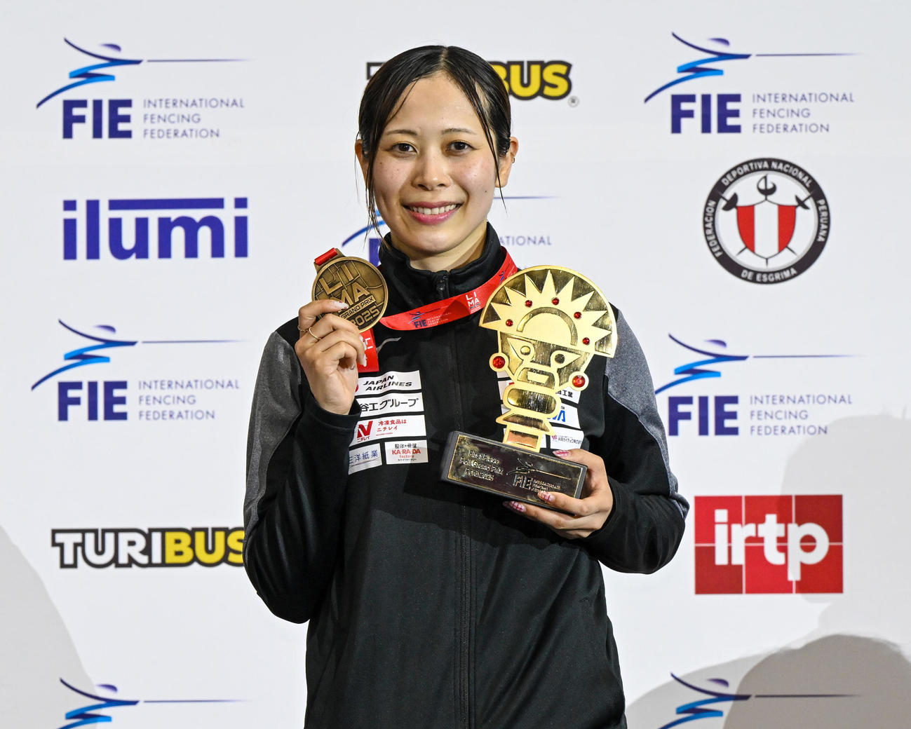 フェンシング女子フルーレGPで日本史上初の金メダルに輝いた菊池小巻（C）日本協会