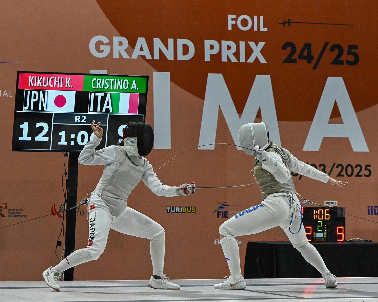 フェンシング女子フルーレGP個人決勝でイタリア選手を破り、日本史上初の金メダルに輝いた菊池小巻（左）（C）日本協会