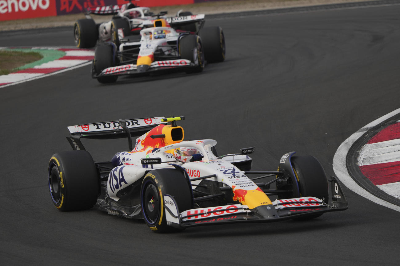 F1中国GP決勝を走るレーシングブルズ角田裕毅のマシン（AP）