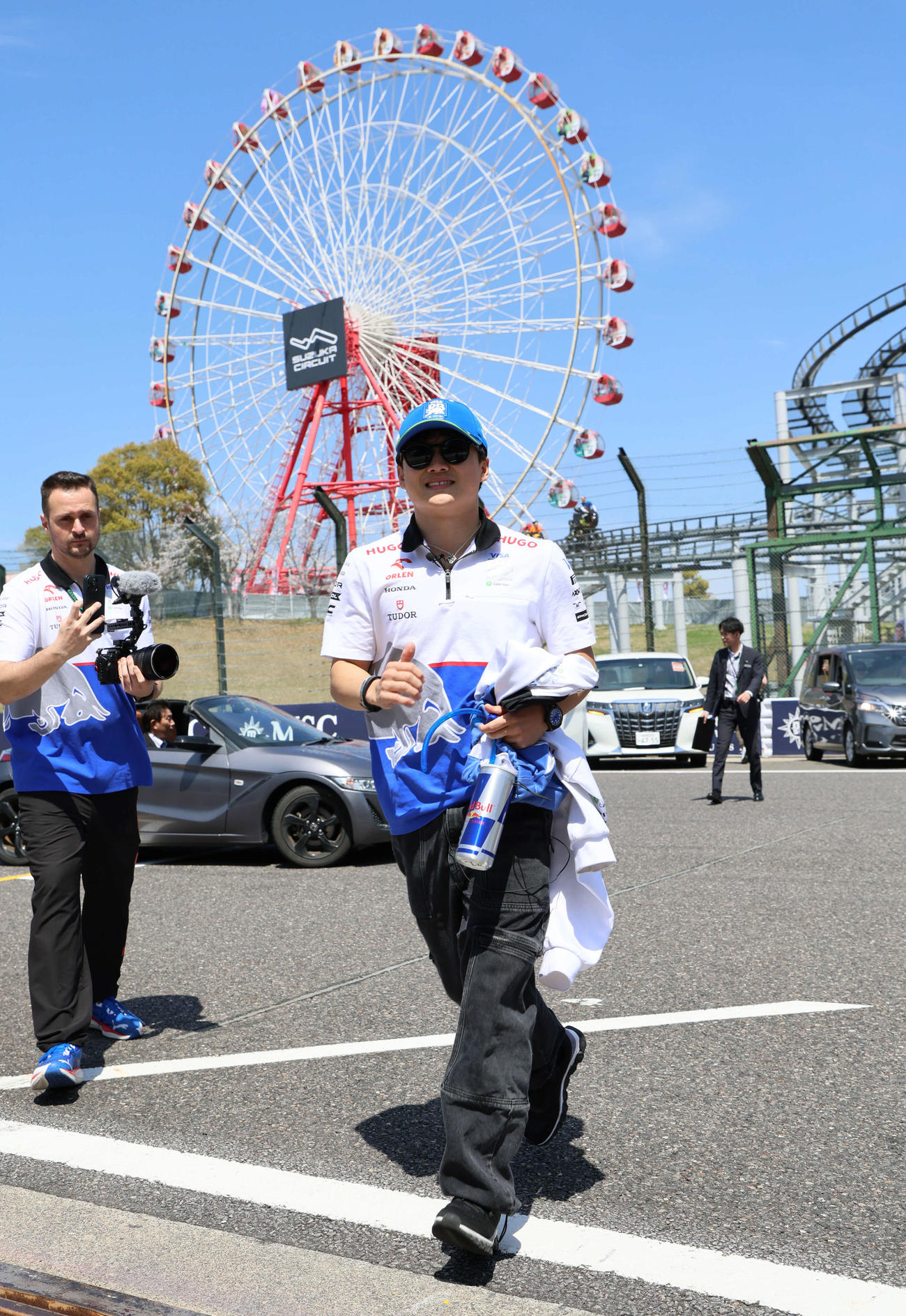 ドライバーズパレードを終えて引き揚げるRBの角田（2024年4月7日撮影）