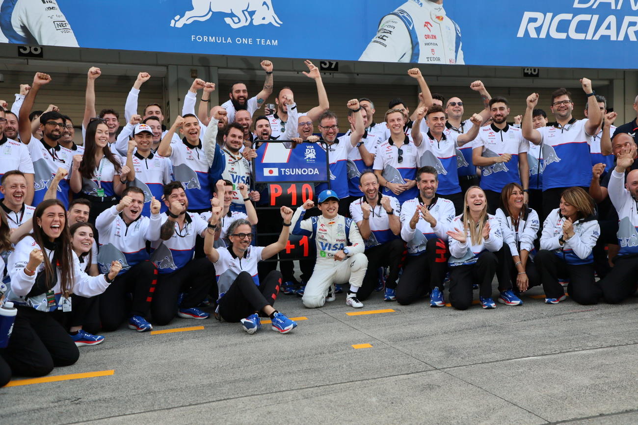 F1日本GP決勝　10位入賞して喜び合うRBの角田ら(2024年4月7日撮影)