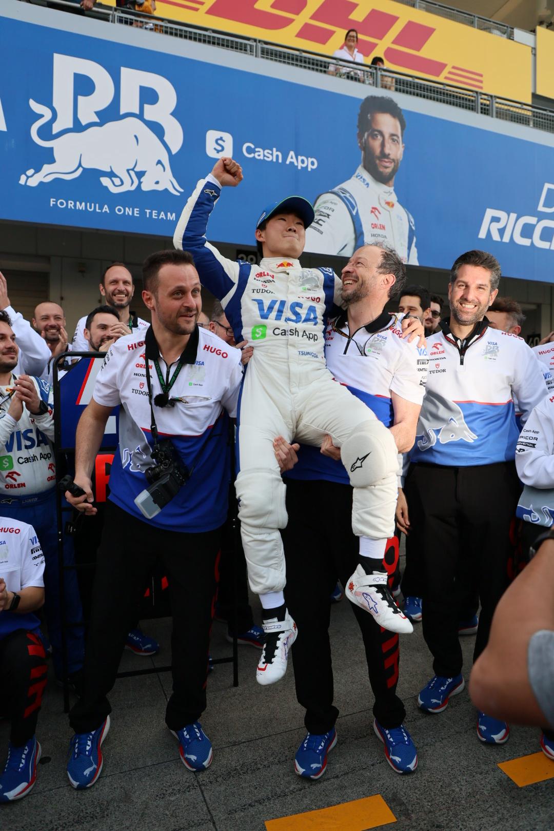 F1日本GP決勝　10位入賞しつ担ぎ上げられるRBの角田(2024年4月7日撮影)