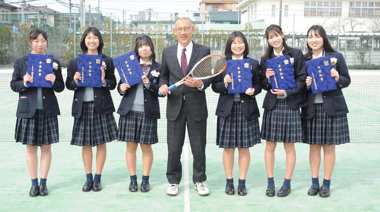 24年度の県総体で13連覇を達成した卒業生に囲まれる津野監督（中央）（撮影・小林忠）