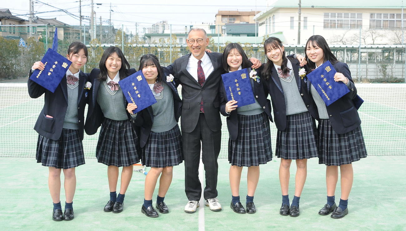 24年度の県総体で13連覇を達成した卒業生に囲まれる津野監督（中央）（撮影・小林忠）
