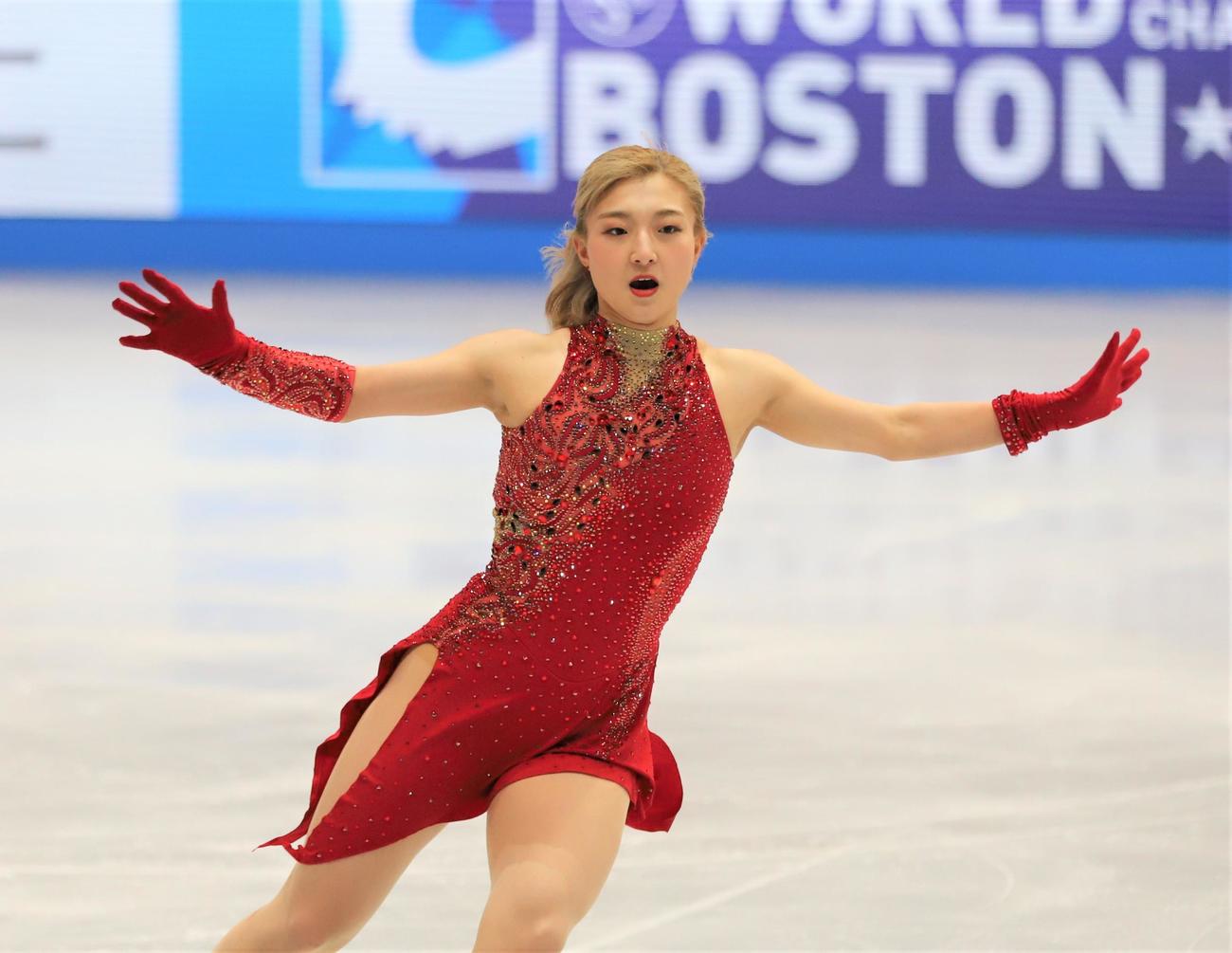世界選手権女子SPで演技を披露する坂本花織（撮影・藤塚大輔）