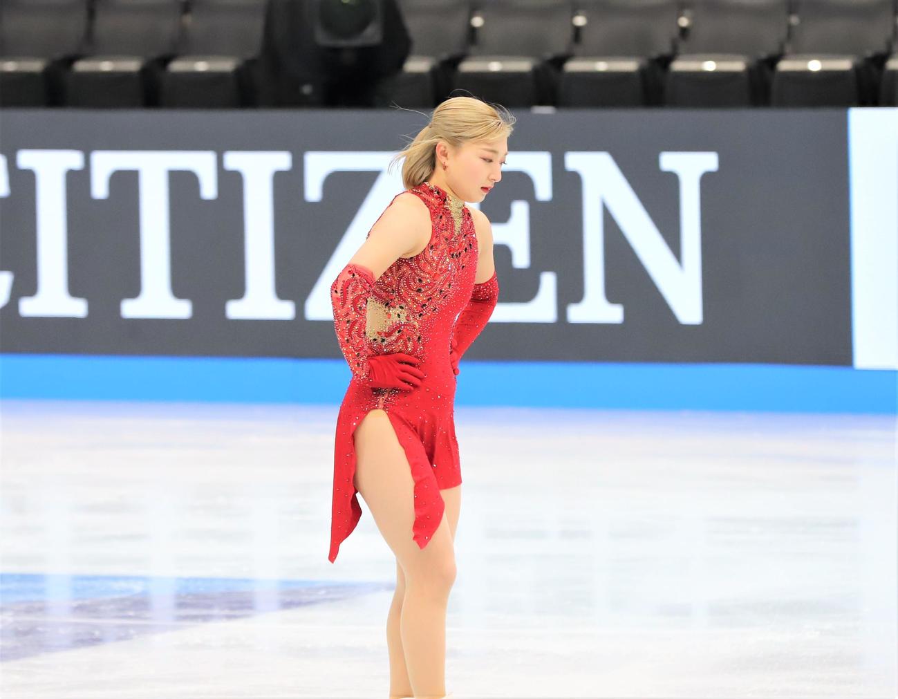 世界選手権女子SPの演技を終えて腰に手をあてる坂本花織（撮影・藤塚大輔）