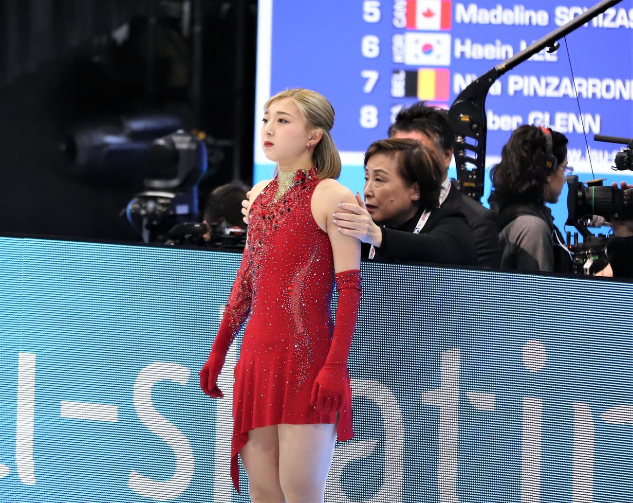 世界選手権女子SPの前に中野園子コーチ（右）から声をかけられる坂本花織（撮影・藤塚大輔）