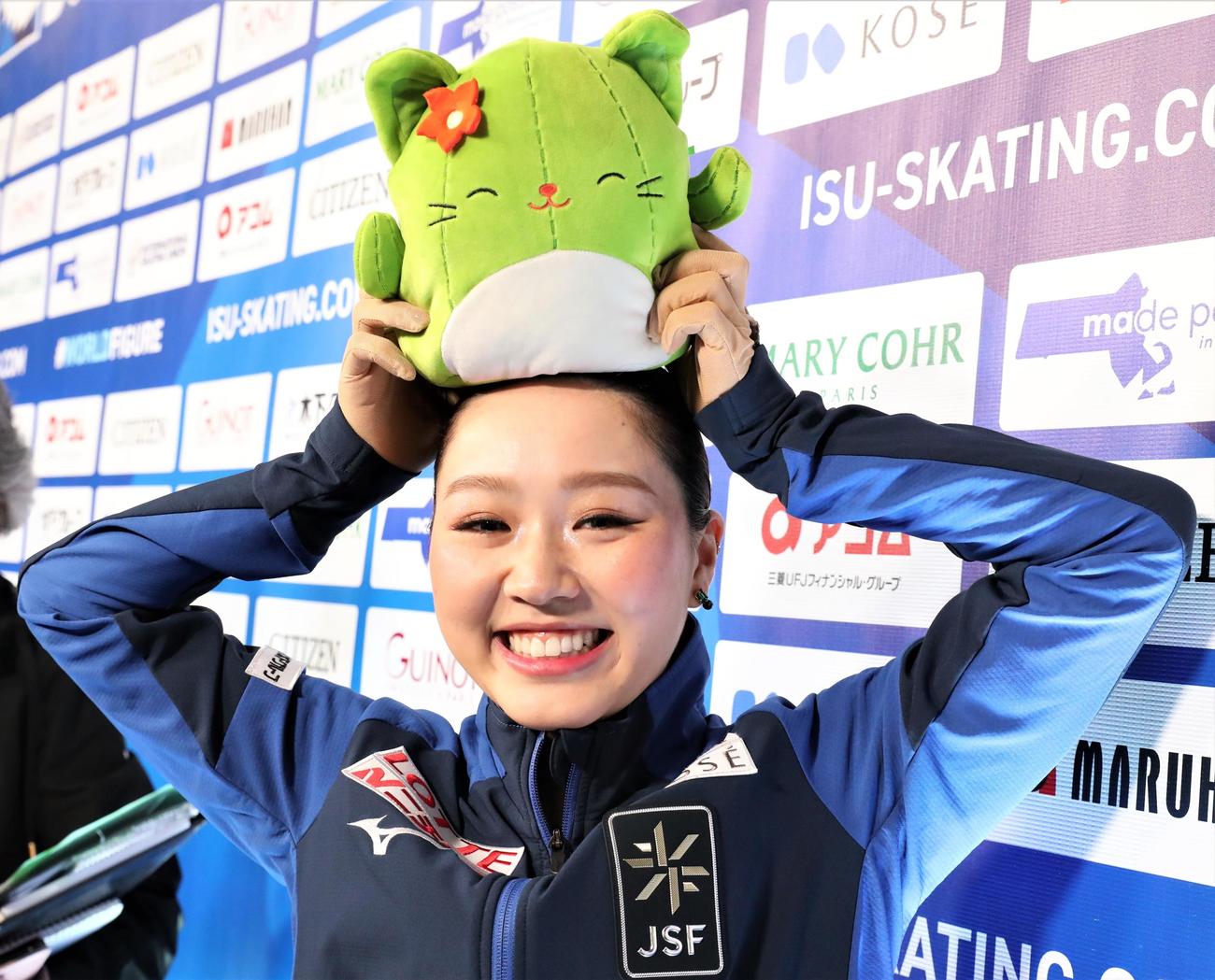 世界選手権女子SP後の取材で笑顔を見せる樋口新葉（撮影・藤塚大輔）