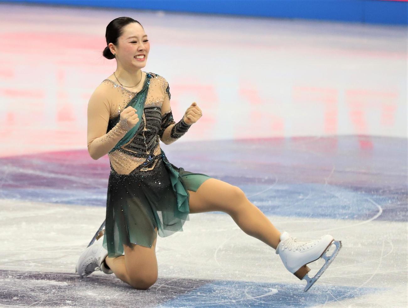 世界選手権女子SPの演技後にガッツポーズを見せる樋口新葉（撮影・藤塚大輔）