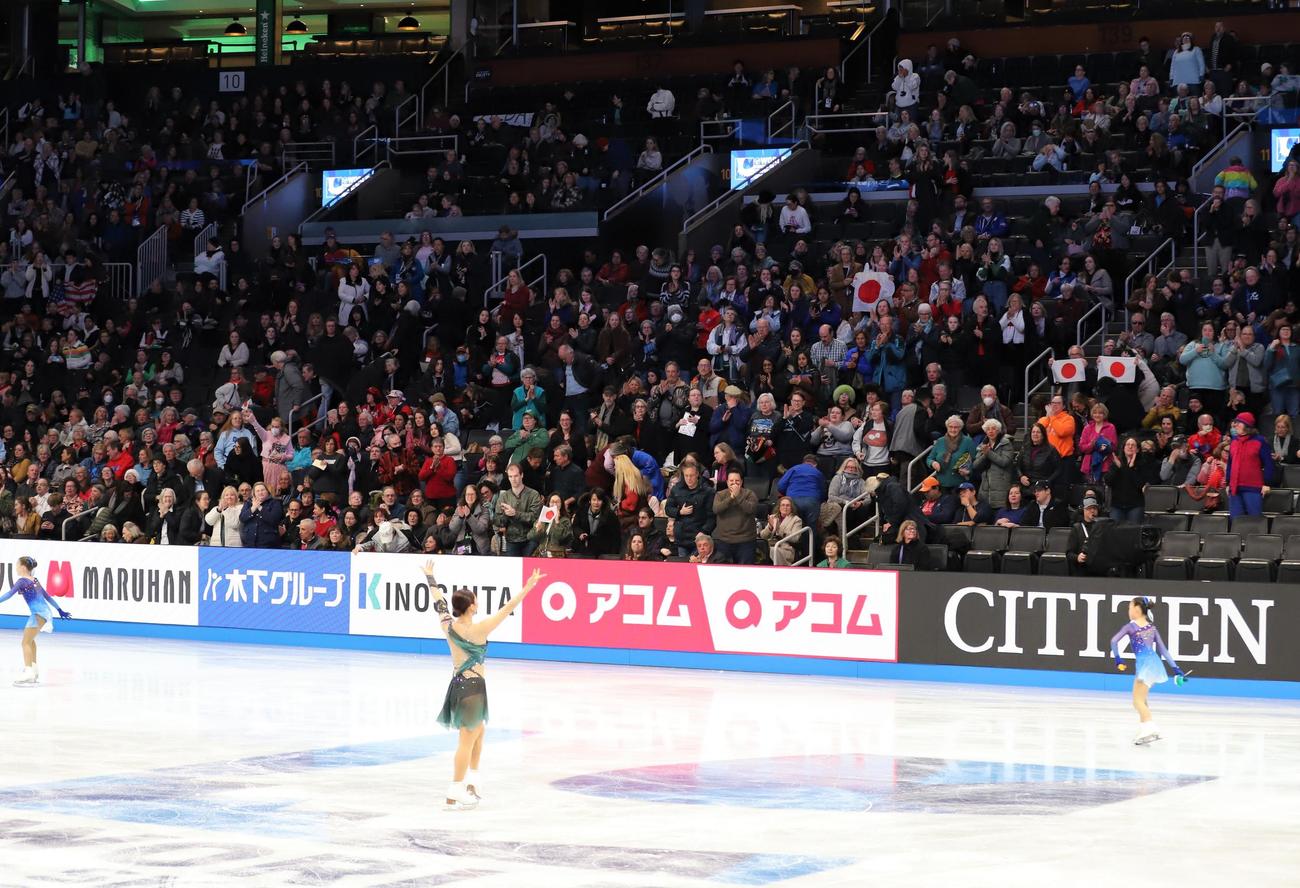 世界選手権女子SPを終えて観客にあいさつをする樋口新葉（撮影・藤塚大輔）