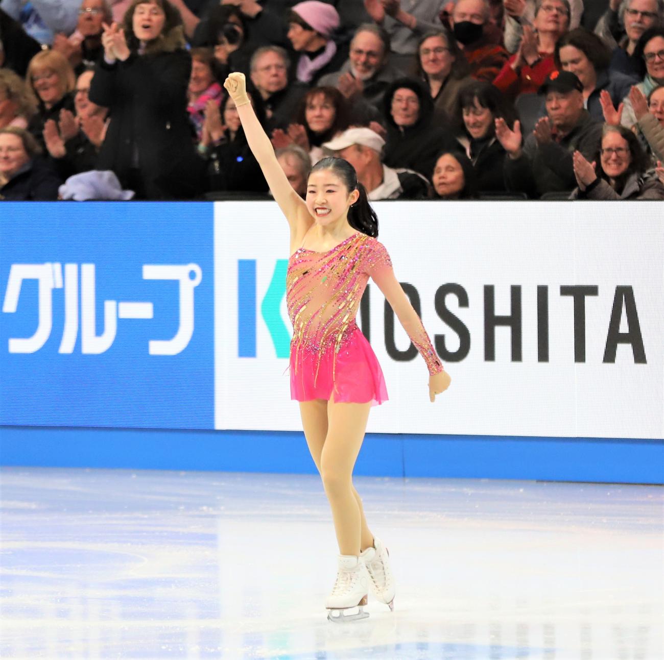 世界選手権女子SPを終えてガッツポーズをする千葉百音（撮影・藤塚大輔）