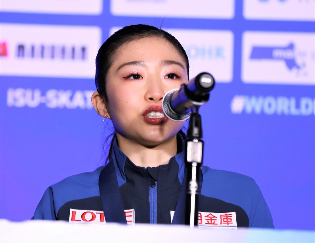世界選手権女子SP後の会見で質問に答える千葉百音（撮影・藤塚大輔）