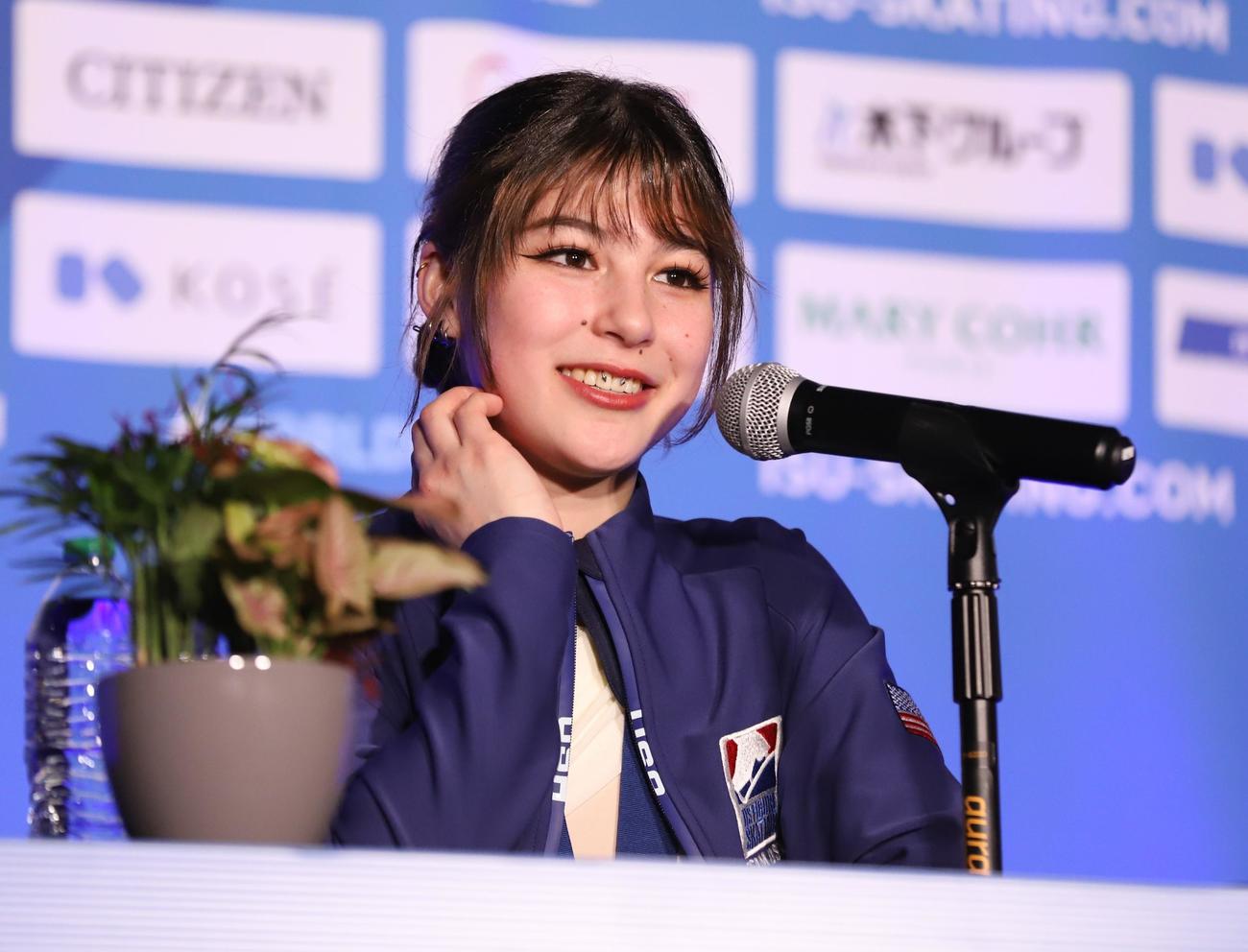 世界選手権女子SP後の会見で笑顔を見せるアリサ・リュウ（撮影・藤塚大輔）