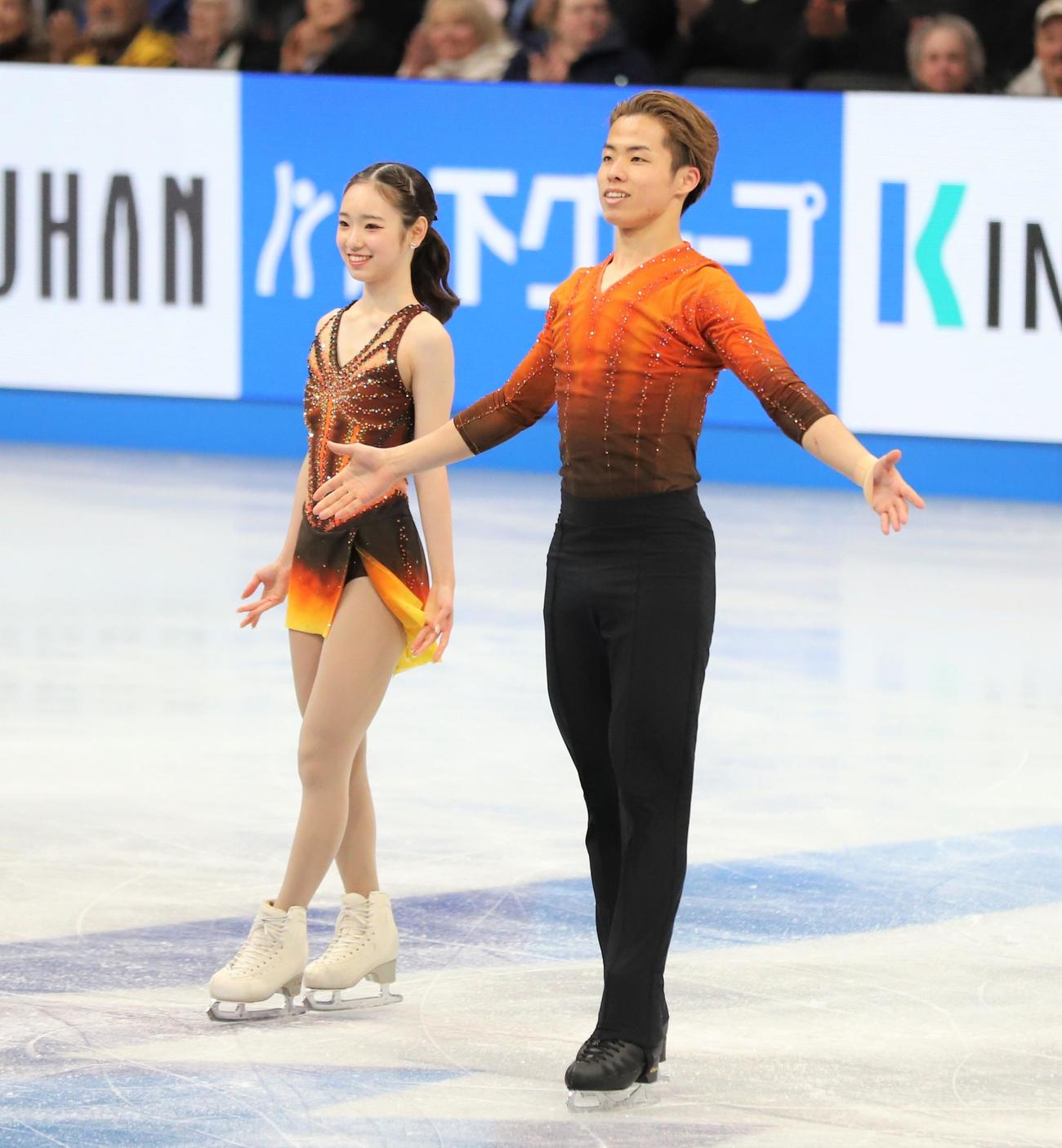 世界選手権ペアSPで笑顔でスタートポジションにつく長岡柚奈（左）森口澄士組（撮影・藤塚大輔）