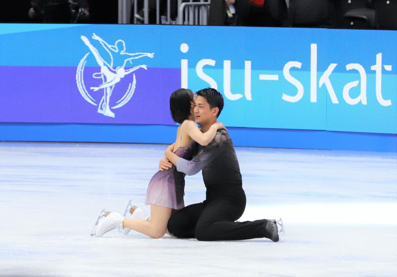 世界選手権ペアSPを終えて氷上で抱き合う三浦璃来（左）木原龍一組（撮影・藤塚大輔）