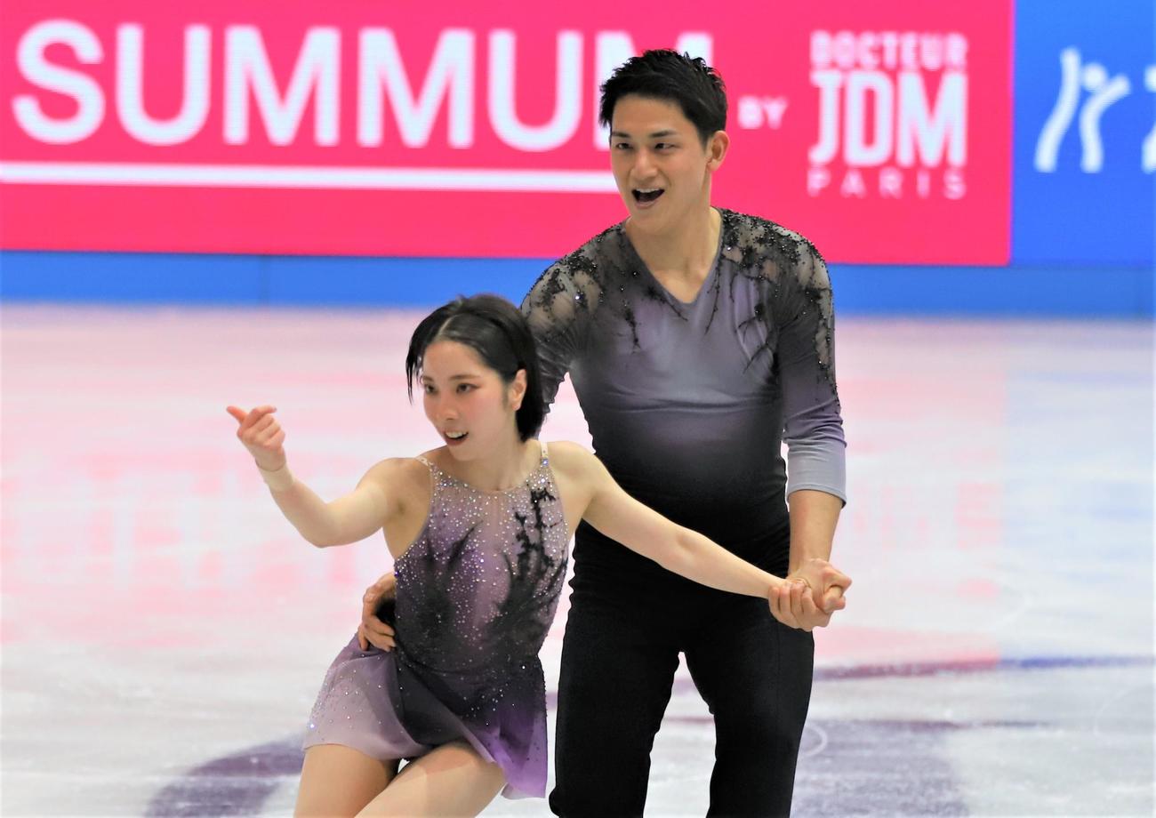 世界選手権ペアSPで演技を披露する三浦璃来（手前）木原龍一組（撮影・藤塚大輔）