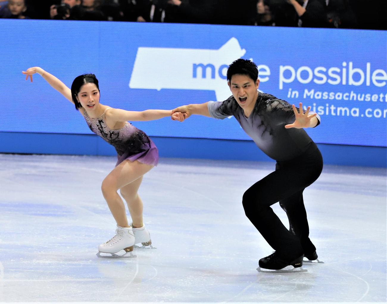 世界選手権ペアSPで演技を披露する三浦璃来（左）木原龍一組（撮影・藤塚大輔）