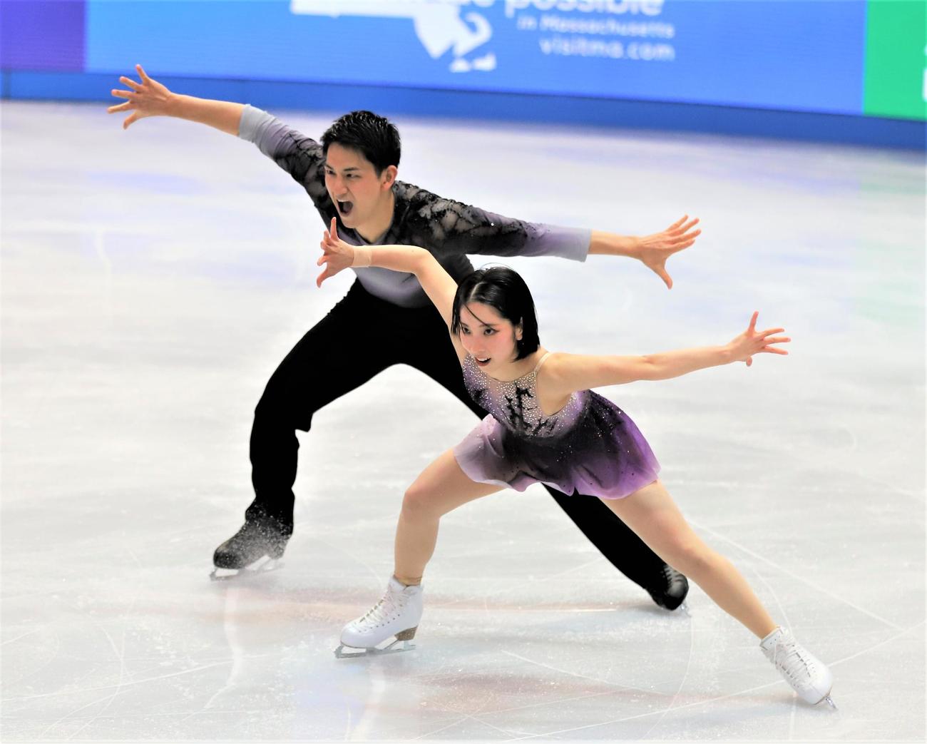 世界選手権ペアSPで演技を披露する三浦璃来（手前）木原龍一組（撮影・藤塚大輔）