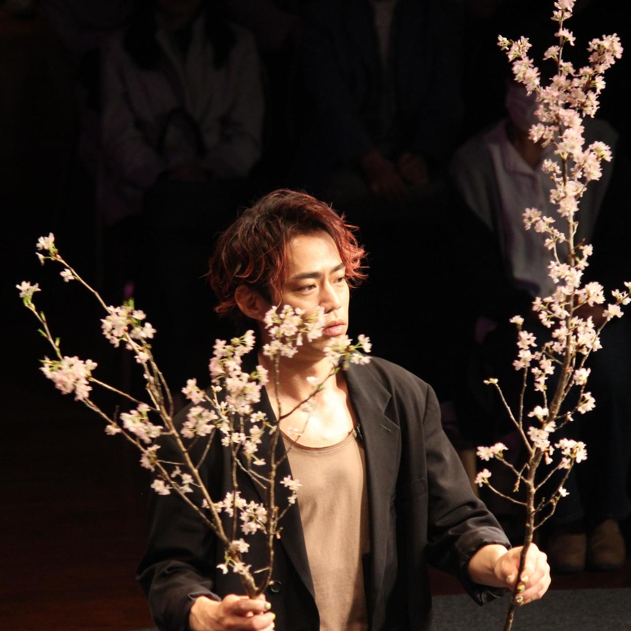 生け花に挑戦する高橋大輔（撮影・勝部晃多）