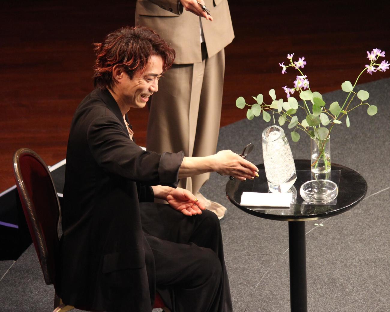 生け花に挑戦する高橋大輔さん（撮影・勝部晃多）