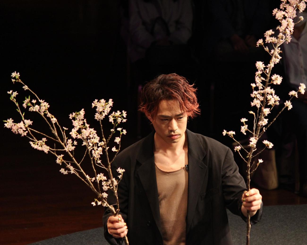 生け花に挑戦する高橋大輔（撮影・勝部晃多）
