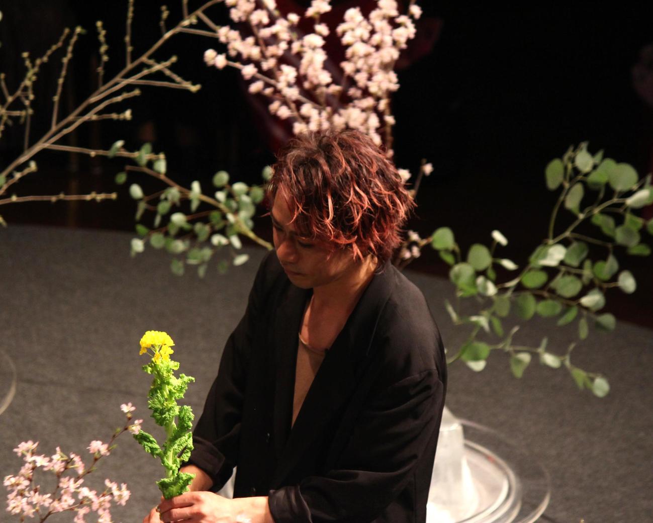 生け花に挑戦する高橋大輔（撮影・勝部晃多）