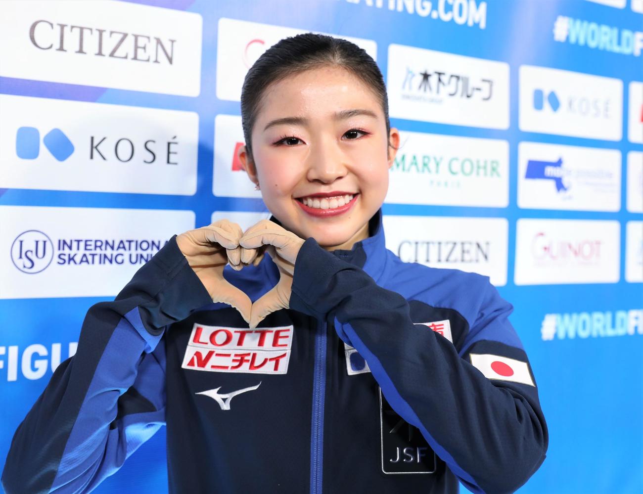 世界選手権女子SP後の取材で笑顔を見せる千葉（撮影・藤塚大輔）